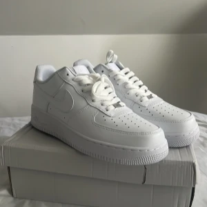 Air Force 1 (forces) - hel vita forces, aldrig använda. fungerar i typ alla outfits och kommer i storlek 44,5. Skorna kommer med låda. har du några frågor får du gärna ställa dom. 