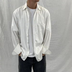 Vit skjorta  - Finns att köpa på min instagram ”onemoreuse.uf”. Kostar 79kr 🫶🫶