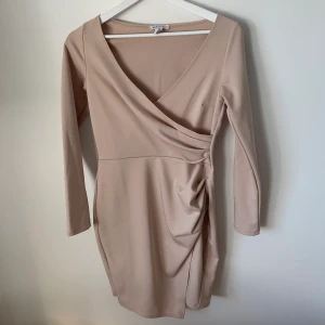 Klänning från Nelly (NLY ONE) strl M - Ljusbeige/rosa klänning från NLY ONE strl M. Använd fåtal gånger