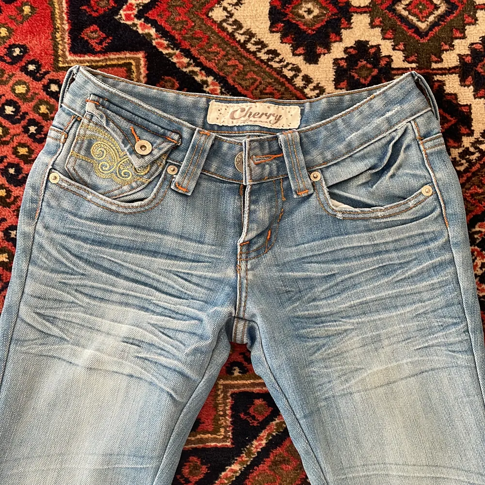 Lågmidjade bootcut jeans med sjukt snygga fickor!😍säljer pga för små. Jättebra skick, skriv om du har frågor om mått elr något annat💘Storlek: 34/Xs, pris kan diskuteras. Jeans & Byxor.