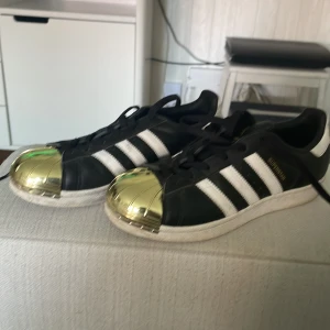 Sneakers  - Adidas Sneakers storlek 36,5 bra skick 