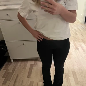 Byxor  - Ett par mjuka utsvängda byxor i storlek S. Man kan vika ner dem vid midjan. Är is super stretchiga och mjuka!!