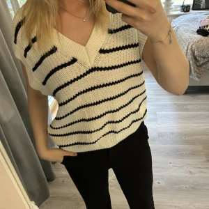 Tröja/ väst - Svart och vit väst, v ringad 