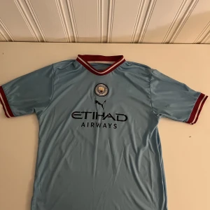 Manchester City fotbollströja  - Manchester City Home 2022/2023 Haaland  Storlek M