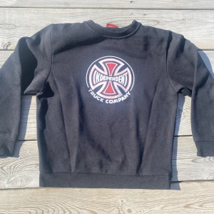 Collegetröja  - Svart klassisk skatetröja från Independent, mjuk å skön kvalle. 