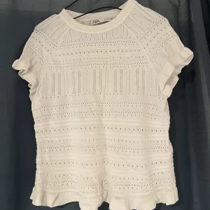 Vit topp/tshirt - Söt topp/tshirt från Zara i st M (liten i storleken) 😍