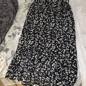 Kjol - Mönstrad kjol med slits och knytning🙌🏽