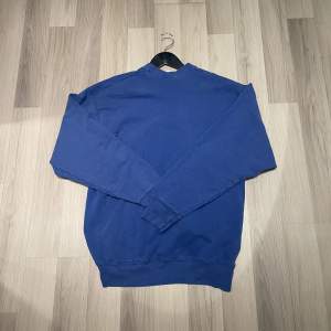 Säljer denna blå sweetshirt som är köpt i canada. Den är i storlek XL men passar folk som har S-M. Den har en liten fläck som syns på bild 2!