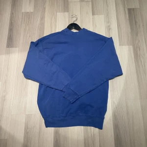 Vintage sweetshirt  - Säljer denna blå sweetshirt som är köpt i canada. Den är i storlek XL men passar folk som har S-M. Den har en liten fläck som syns på bild 2!