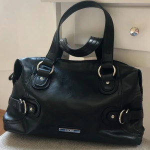 Nine West handväska läder - Fin handväska från Nine West. Inga defekter, så gott som ny! Väldigt y2k i stilen. Får plats med en iPad Pro! Bild på mått i  tredje bilden!  OBS Köparen står för frakt !
