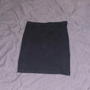 Svart kjol - Köpt från shein i storlek S. Använt ca 5  gånger. Skönt material. 