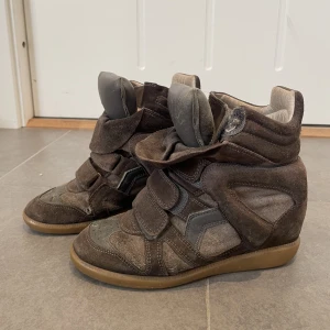 Isabel Marant skor  - Ett par isabel marant skor i storlek 36! Väl använda därav priset 🩷Ordinarie pris ligger på 3950kr 🌸