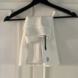 Vit kjol - Lager 157  - Säljer denna vita kjol ifrån Lager 157 i storlek XS/S.  Nypris är 80kr, men jag säljer denna för 40kr (+ eventuell frakt). Endast testad och prislappen sitter kvar.  Köparen står för frakten, kan även mötas i Hällefors och Örebro. 