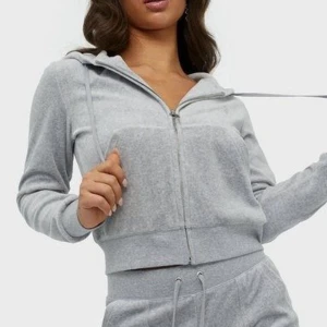 Juicy kofta - Juicy kofta grey melange. Köpt för några år sen 1300kr. Väl använd och därav inte samma mjuka material längre men för övrigt bra skick utan defekter. 