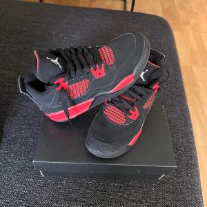 Jordan 4 ”Red Thunder” använda 2/3 gånger Max inga skador ele något överhuvudtaget storlek 34.