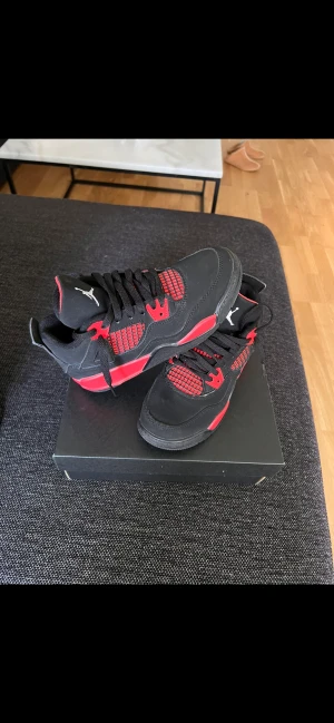 Jordan 4 ”Red Thunder” - Jordan 4 ”Red Thunder” använda 2/3 gånger Max inga skador ele något överhuvudtaget storlek 34.