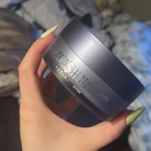 Xlash rejuvenating eye gel patches - Hej! Säljer mina eye patches från xlash då de inte kommer till användning. Jag har använt ca 2-4 par alltså finns det minst 25 par kvar! Jag har endast använt ”skeden” som kommer med så mina fingrar har inte varit i burken Går att pruta vid snabb affär