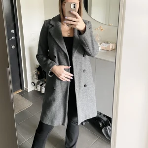 Dubbelknäppt kappa från Gina tricot storlek 34 - Märke: Gina tricot Vad: Dubbelknäppt kappa Storlek: 34 Upplevd i storlek: Stor, jag brukar ha 36 Färg: Grå Material: 50 % akryl, 45 % polyester & 5 % ull Skick: I fint skick, lite nopprig vid sidorna, men går säkert bort med en ullkam 