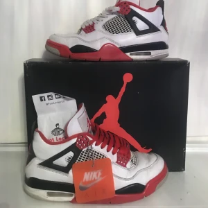 Jordan 4 Fire Red - Tja, säljer nu mina 4or. Har kvitto, tag och låda kvar som ni kan se på bilden, skorna är storlek 41. Behöver pengar ganska akut så kan gå ner i pris vid snabb affär!