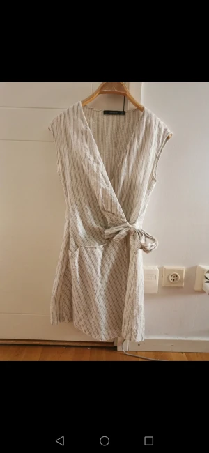 Playsuit med skort från Zara - Skitsnygg. Använd några gånger men jättebra skick. Linneaktigt material. Jättefin på. Unikt skandinaviskt stilrent mönster. 