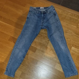 Jeans - Jack & Jones - Jack and Jones Jeans modellen Loose/Chris vilket är en modell som sitter på löst. Dessa byxor är i ett fint skick! Fråga efter fler bilder om du önskar! 