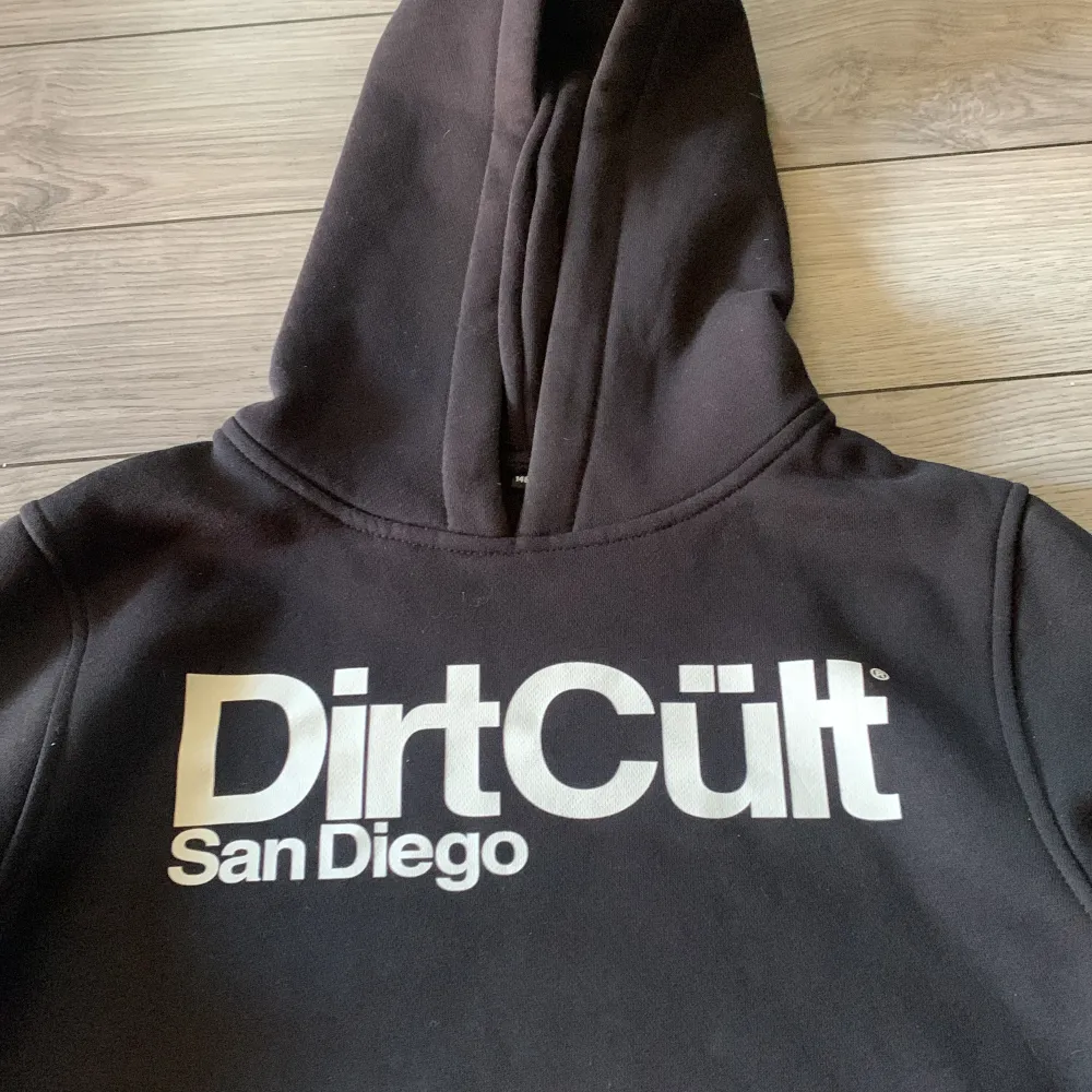 Säljer en dirtcult hoodie som är i jätte bra skick ingen fläck eller nått . Den är i storlek 146/152 . Hoodies.