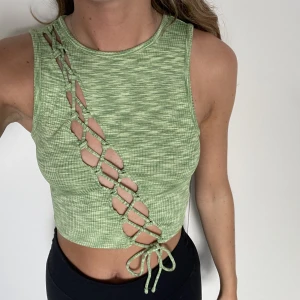 Grön topp med knytning  - Jätteskön topp från H&M, använt en gång. 