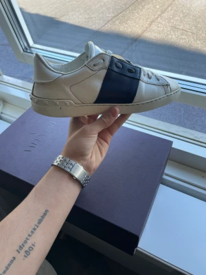 VALENTINO  - Hej   säljer ett par valentino skor storlek 40 passar 41   skick 7/10  box ,dustbag medföljer   pris 2300  kan prutas ner vid snabb affär   mer info privat  