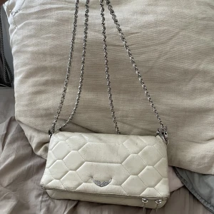 Vid zadigväskq  - Supersöt och ovanlig vit zadigväska. Äkthetsbevis finns i väskan, skriv vid frågor❤️