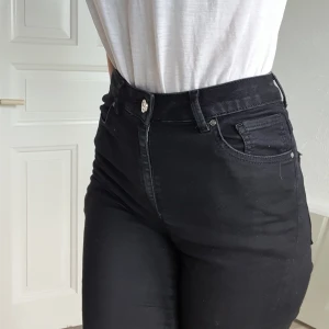 Svarta Högmidjade Skinny Jeans - Hela och i bra skick! Har du frågor eller vill ha fler bilder då är det bara att skriva!