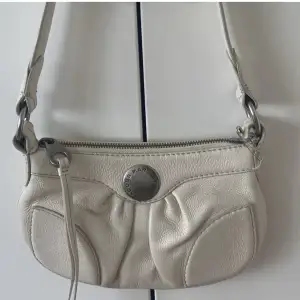 As snygg handväska från Marc Jacobs, köpt här på Plick i använt skick men är frf skit snygg!!🤍