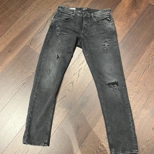 Replay jeans - Säljer mina replay jeans i skick 9,5/10 endast använd runt typ 3 gånger. Jeansen är köpta på NK i  Göteborg för 1499 kr. Mitt pris är 600 kr.