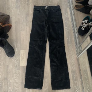 Svarta raka zarajeans storlek 36 - Raka svarta zarajeans i storlek 36