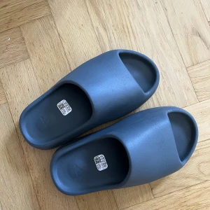 Intressekoll - Intressekoll på mina enbart provade yeezyslides från adidas. De är limited edition och köpta för 2600kr Storlek 39 Låda + kvitto finns kvar