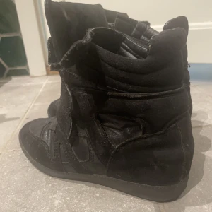 Isabel marant - Isabel marant liknande skor köpta i våras. De är väl använda men fortfarande skit snygga🙏🥰 