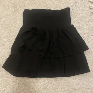 Basic svart kjol från Kappahl i storlek 158/164 som passar en XS/S/M eftersom den är stretchig 💕