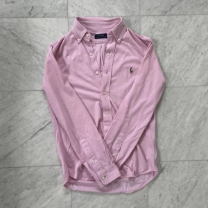 Ralph Lauren skjorta  - Säljer denna feta rosa Ralph Lauren skjorta i ett piké liknande material | Skick: 9/10 inga tecken på användning | Nypris: 1700 kr | Hör av er vid minsta fråga eller fundering :)