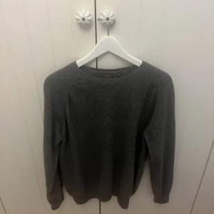 Oscar Jacobson - Tjena säljer den här snygga Oscar Jacobson stickad tröja. Jätte bra skick, inga skador elr fläckar.  Nypris 1000 kr. Skriv till mig om du har fler frågor!