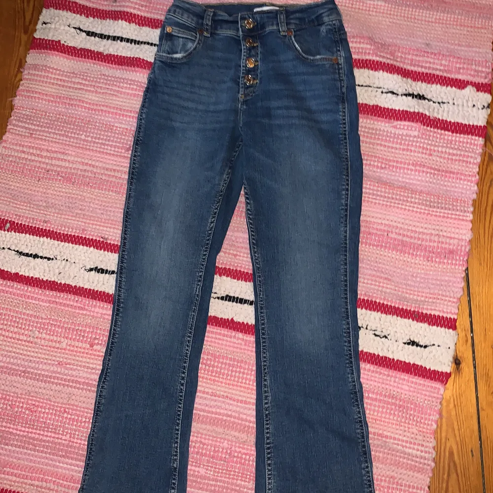 Säljer dessa snygga flare-jeansen för att de är för små. Jeans & Byxor.