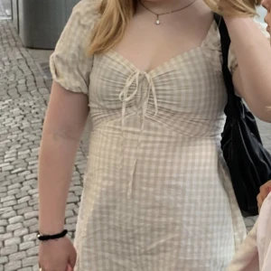 Klänning HM  - En jättefin klänning från HM i storlek M. Andvänd ca 5 ggr så väldigt sparsamt andvänd💕 