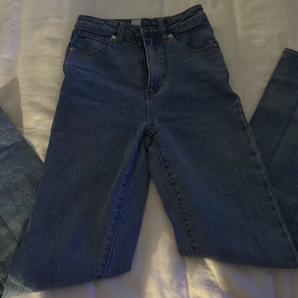 Jättesnygga jeans från Abrand, köpte för 800 men säljer endast för 300 kr, fint skick💓. Jeans & Byxor.