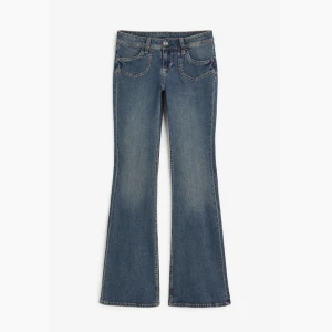 Flared low jeans - Säljer dessa jättesnygga lågmidjade jeans. Inga stora defekter än de på bilden, annars är de i superbra skick. 