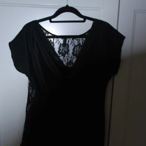 Topp - Topp från Vero Moda i storlek S. Spets i ryggen. Använt men i gott skick! 