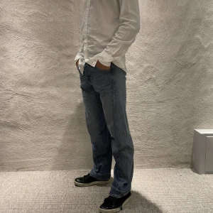 Levis jeans  - Hej! Säljer nu dessa speciella Levis jeans för bra pris. W33 L34 modellen är 188cm och väger 80kg