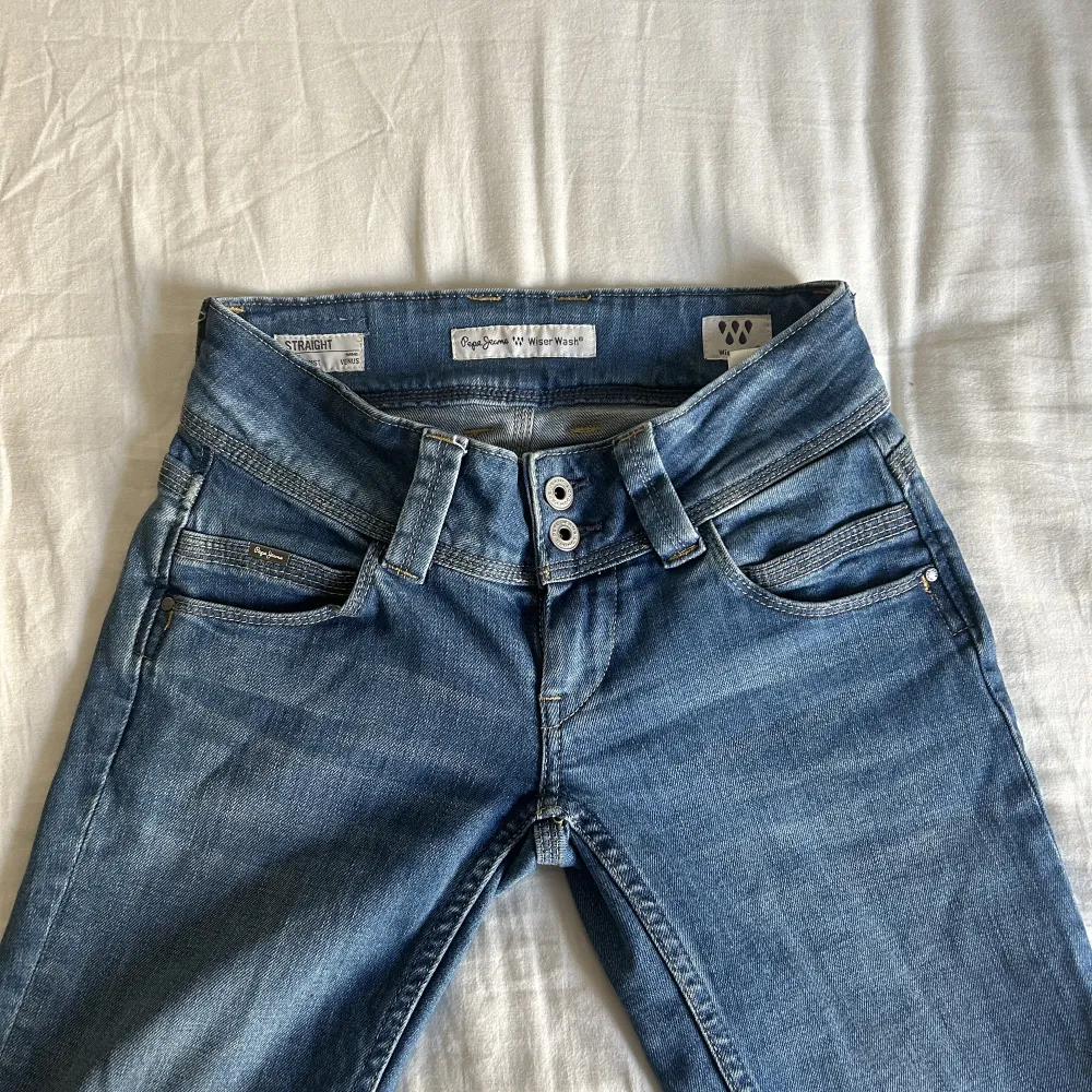 Lågmidjade straight jeans från pepe jeans 🤩 Köpte på Zalando och är endast provade. Säljer då de var lite för små för mig och jag inte hann returnera dem - nypris ca 900kr ❤️❤️ Storlek 24x34. Jeans & Byxor.
