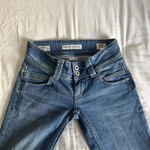 Lågmidjade straight jeans från pepe jeans 🤩 Köpte på Zalando och är endast provade. Säljer då de var lite för små för mig och jag inte hann returnera dem - nypris ca 900kr ❤️❤️ Storlek 24x34