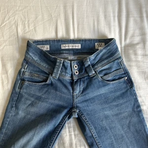Lågmidjade jeans - Lågmidjade straight jeans från pepe jeans 🤩 Köpte på Zalando och är endast provade. Säljer då de var lite för små för mig och jag inte hann returnera dem - nypris ca 900kr ❤️❤️ Storlek 24x34