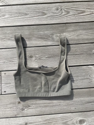 Zara topp!  - Säljer min gröna Zara topp som är extremt bekväm! Den används inte längre och har knappt blivit använd. 
