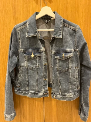 💙Jeans jacka💙 - Säljer denna jätte fina jeans jackan från H&M, strl M