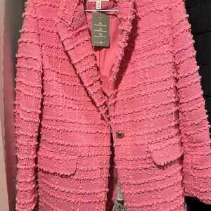 Rosa Kavaj H&M - Rosa kavaj från hm med guldknapp jättefin helt ny och oanvänd, kommer ej till användning. Köpt för 700kr säljs för 400kr 